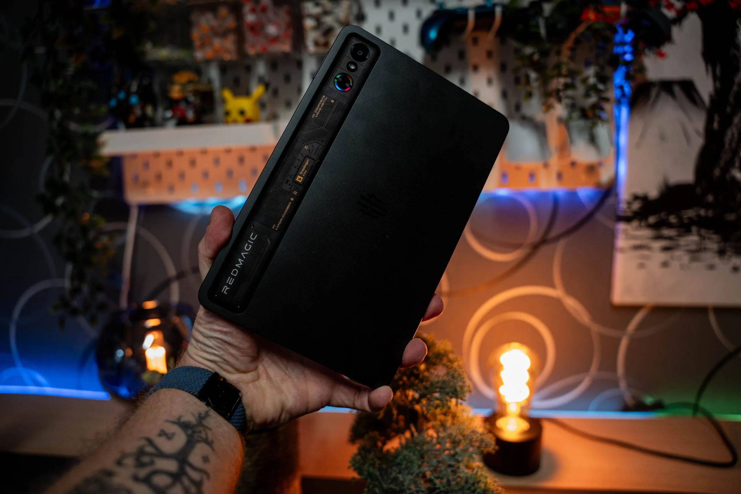 REDMAGIC Astra Test: Handliches 9 Zoll Gaming Tablet in einer Hand gehalten